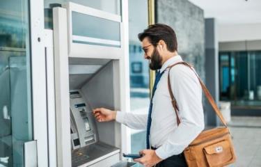 ¿Cuál es el límite de retiro de dinero en un cajero automático en Estados Unidos?