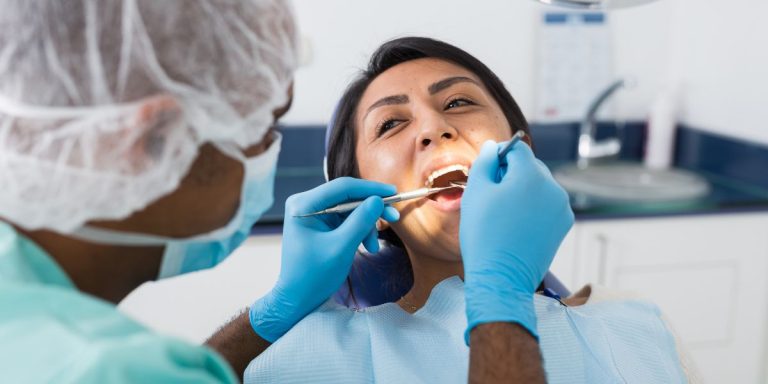 Dónde encontrar atención dental gratuita o a bajo costo